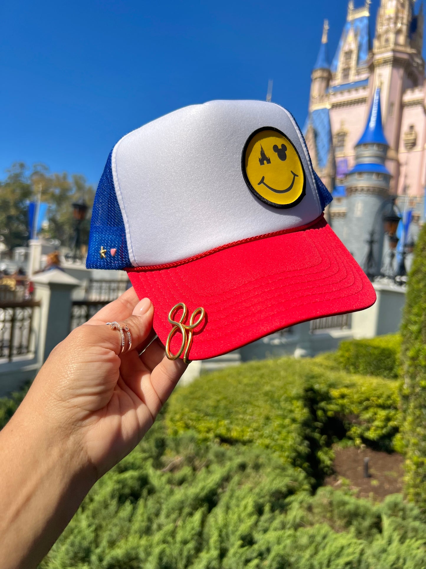 Royal smiley trucker hat